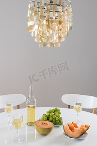 装饰性枝形吊灯和带酒的餐桌布置