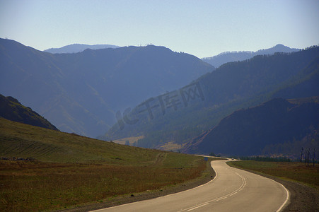一条柏油路穿过阿尔泰山脚下的山谷。