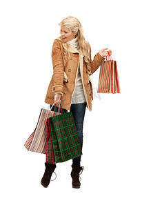 冬天购物袋摄影照片_提着购物袋的女人
