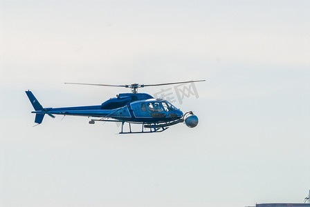 波士顿查尔斯河上空的直升机