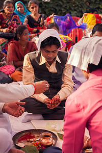 做婚姻仪式的印地安新郎