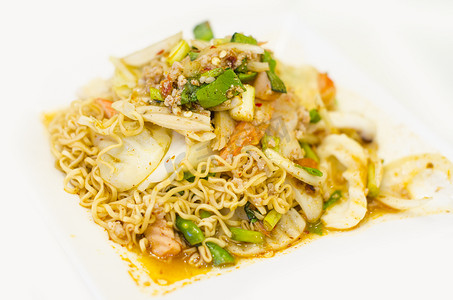 即时食物摄影照片_方便面辣沙拉，泰国菜