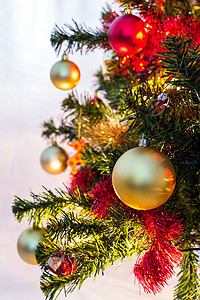 红色点缀装饰摄影照片_有金色和红色装饰的圣诞树