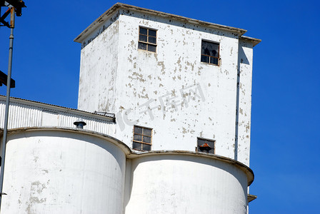 破旧工厂建筑摄影照片_老厂房