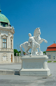 奥斯特维也纳上贝尔韦代尔附近一个骑马的人的雕塑