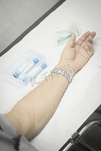 无私献血摄影照片_护士和男病人献血