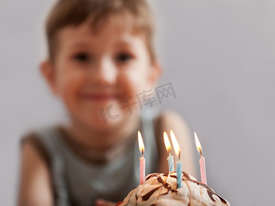 蛋糕周年摄影照片_有生日蛋糕蜡烛的微笑的孩子