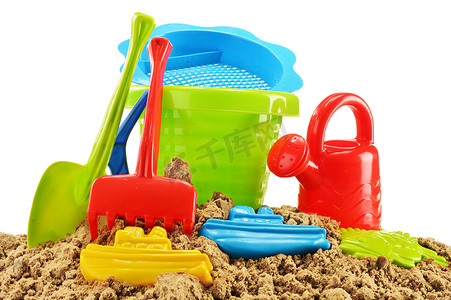 桶塑料摄影照片_在沙坑或沙滩上玩耍的塑料儿童玩具