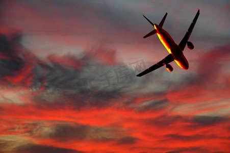 航空旅行-飞机和日落