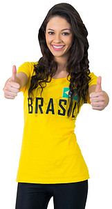 穿着巴西 T 恤的漂亮足球迷