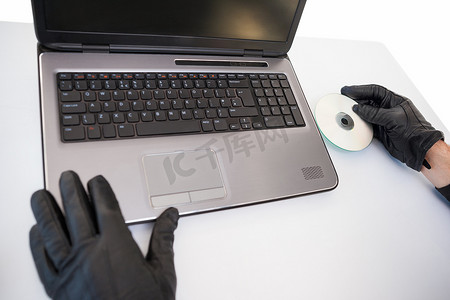 防盗黑客攻击并将 CD-ROM 放入笔记本电脑