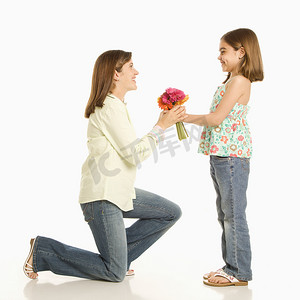 女孩给妈妈送花。