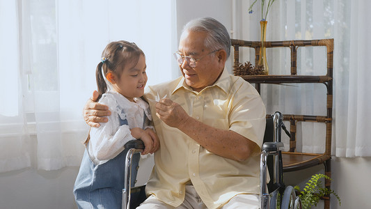 老人孤坐轮椅，生病孙女跑来抱着纸鸟玩耍