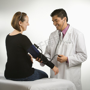 白领摄影照片_医生测量血压。