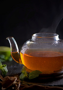 中茶道摄影照片_茶的概念，木背景中茶壶，茶道，透明杯中的绿茶