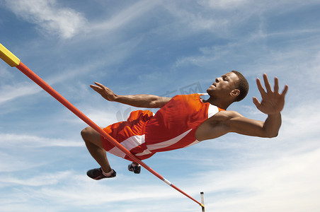 男性跳高运动员在半空中的低视角