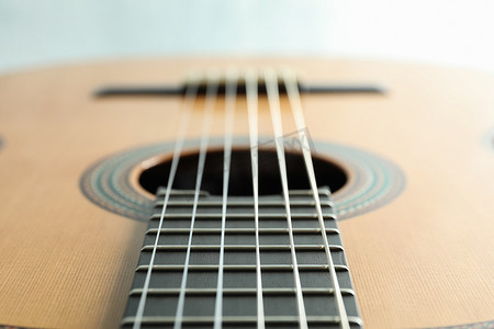 白色背景中漂亮的六弦古典吉他，特写
