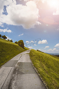 涂山摄影照片_奥地利山上涂柏油的陡峭山路。