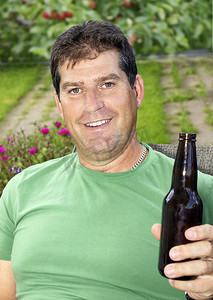 男人在夏天享受啤酒
