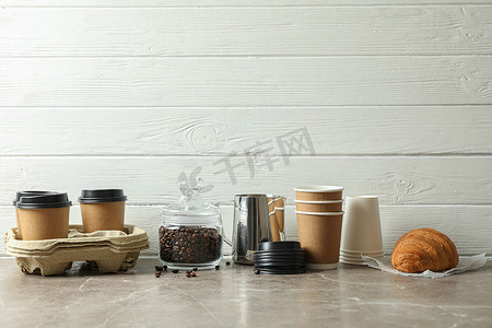 灰色桌子上的咖啡时间配饰，白色木质背景，文字空间。