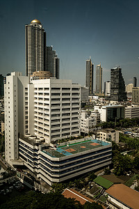 曼谷一座停车场大楼屋顶上色彩缤纷的篮球场。