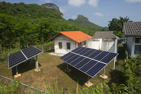 太阳能电池板为泰国农村地区供电