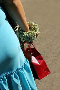 红色主义摄影照片_提着购物袋的女人