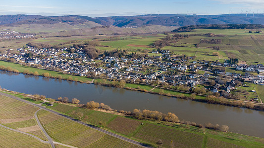 摩泽尔河谷和布劳内贝格村的鸟瞰图