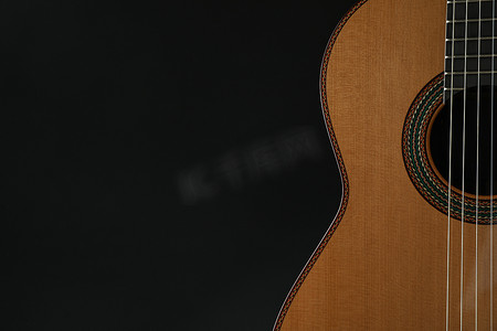 深色背景中漂亮的六弦古典吉他，文字空间
