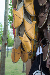 套传统手工皮鞋在义卖市场