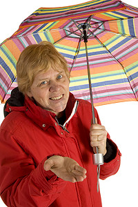 雨中的人摄影照片_雨中的老妇人