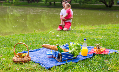 小游戏冲鸭摄影照片_快乐的家庭在公园野餐