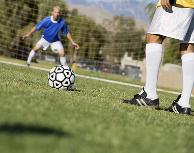 守门员作为一名足球运动员站着不动，可以将球踢向球门