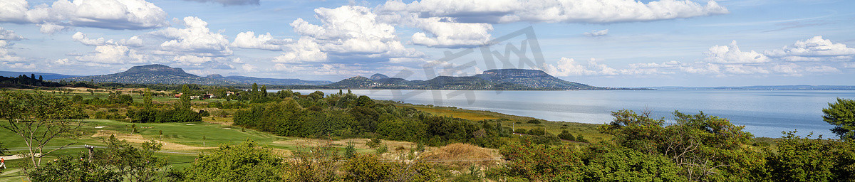 巴拉顿湖摄影照片_来自匈牙利（巴拉顿湖）的漂亮全景景观