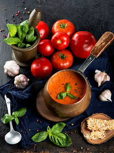西班牙菜摄影照片_传统的意大利番茄汤西班牙凉菜汤配罗勒。
