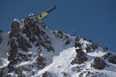 直升机免费摄影照片_2021 年冬天在安道尔 Ordino Alcalis 举行的 2021 年自由滑雪世界巡回赛第 2 步中，直升机在行动。