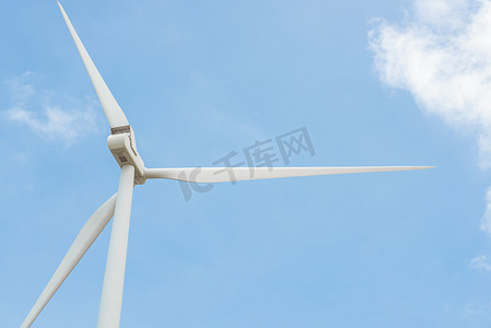 特写风力涡轮机旋转以在蓝天背景、保护和可持续能源概念的室外产生电能。