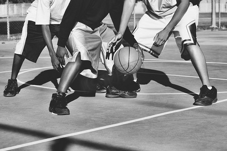 青少年打篮球的黑白照片