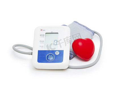 白色背景上带有爱心符号的数字式血压计