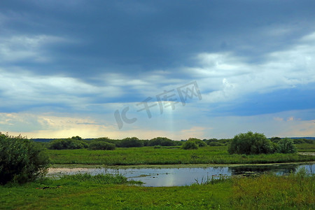 俯瞰河流摄影照片_俯瞰河流的雷雨前的黑暗天空。