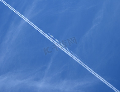 在蓝天的喷气式飞机
