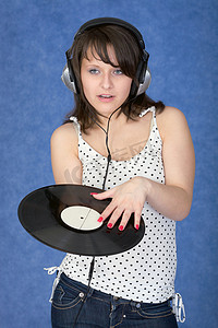 戴着留声机唱片的耳机的女孩