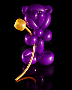 带花的紫色气球熊