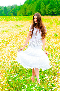 春天的田野摄影照片_在鲜花盛开的乡村田野中的俄罗斯美女