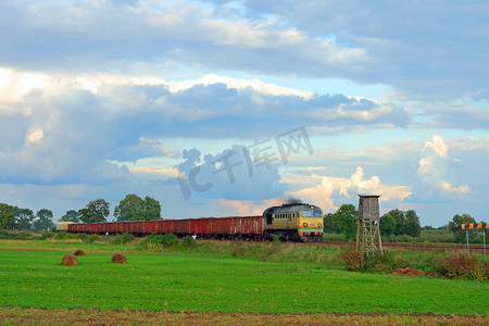 带货运列车的乡村景观