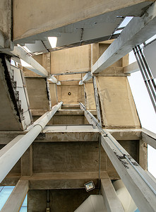 高层混凝土建筑的紧急防火楼梯。