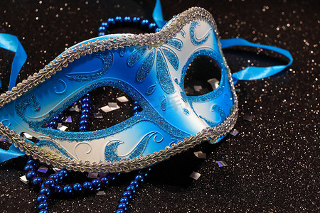 带珠串和五彩纸屑的蓝色狂欢节面具