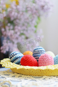 手工编织的复活节彩蛋和丁香花