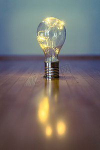 led灯带摄影照片_想法和创新：带 LED 的灯泡躺在木地板上。