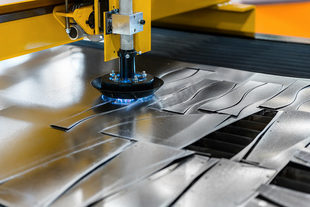钢材摄影照片_在工厂里用机器切割钢材